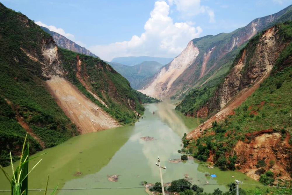 2014年8月3日云南魯?shù)榘l(fā)生6.5級地震，牛欄江紅石巖段左右岸山體崩塌，阻斷牛欄江干流，形成極高危險(xiǎn)等級的大型堰塞湖.jpg